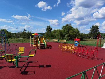 Смонтированная большая детская площадка с EPDM покрытием и разнообразным игровым оборудованием 2024