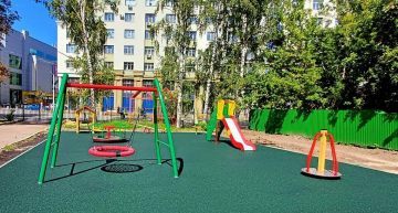 Установка небольшой детской площадки с покрытием возле жилого дома 2024